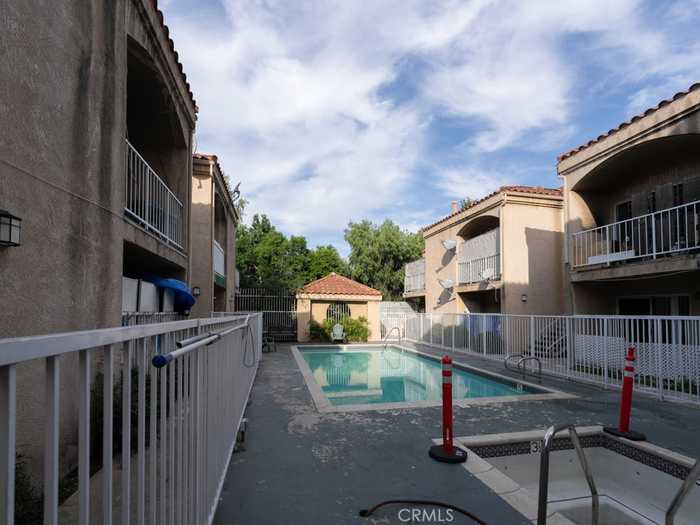 photo 4: 6130 Rugby Avenue Unit 202, Huntington Park CA 90255