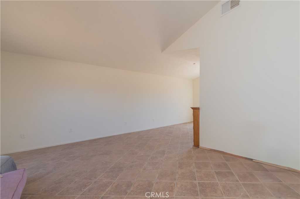 photo 3: 6933 Christina Road, Oak Hills CA 92344