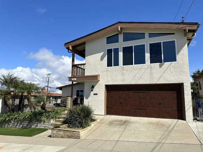 photo 1: 2961 Poinsettia Dr, San Diego CA 92106