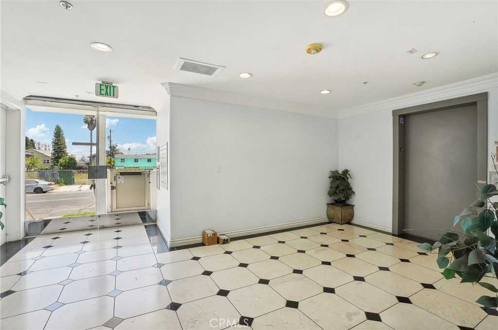 photo 2: 4733 Elmwood Avenue Unit 402, Los Angeles CA 90004