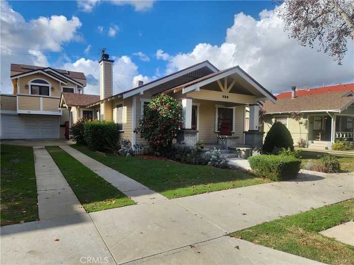 photo 2: 729 Newport Avenue, Long Beach CA 90804