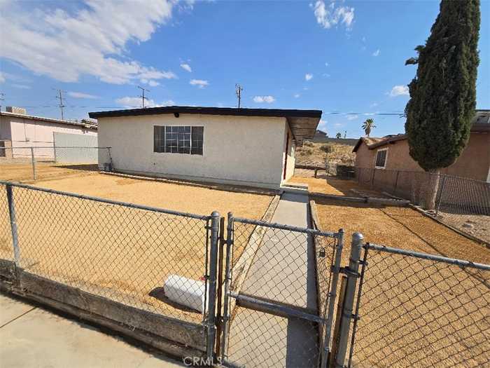 photo 2: 1040 Mojave Drive, Barstow CA 92311