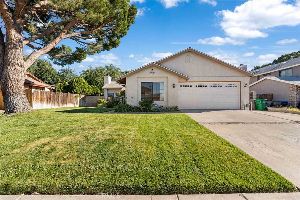 photo 3: 154 Deblynn Court, Palmdale CA 93550