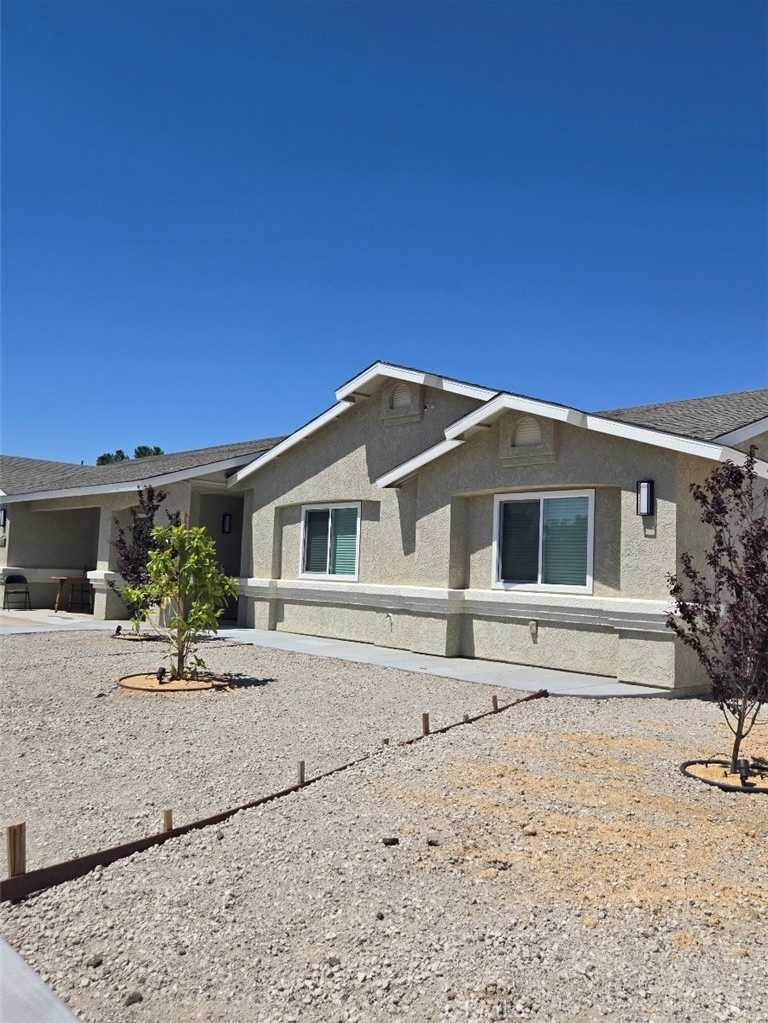 photo 3: 11252 Locust Avenue, Hesperia CA 92345