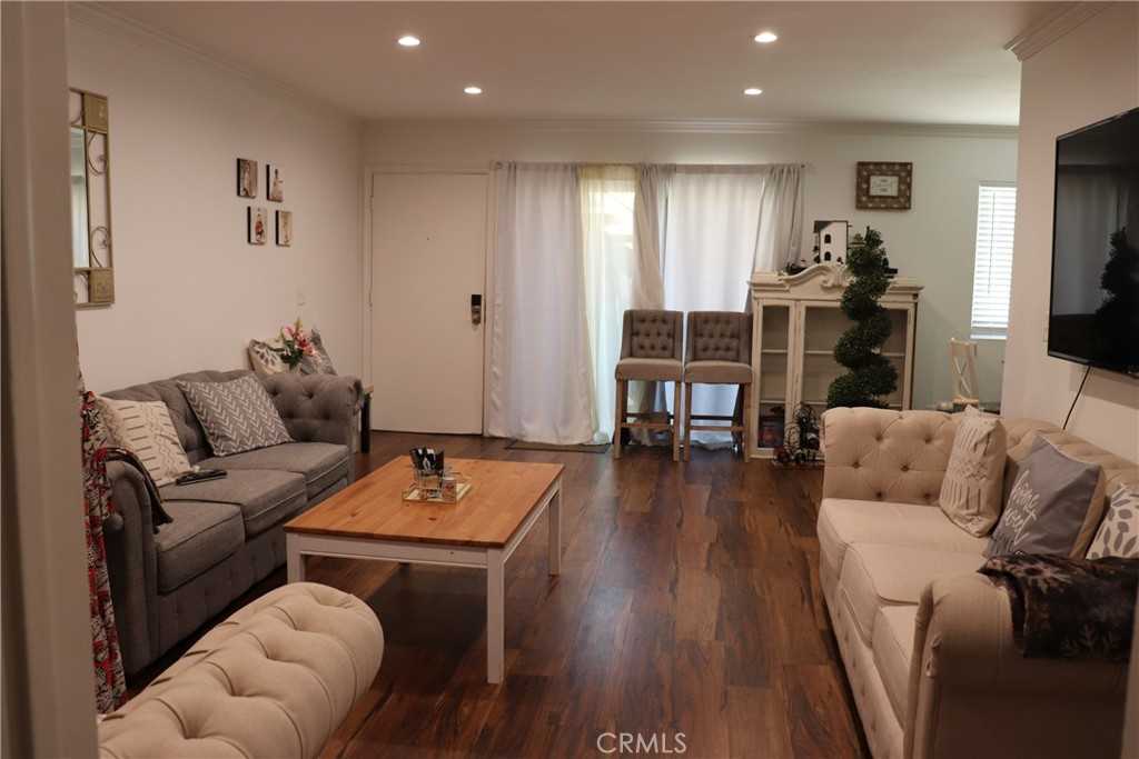 photo 1: 121 Sinclair Avenue Unit 120, Glendale CA 91206