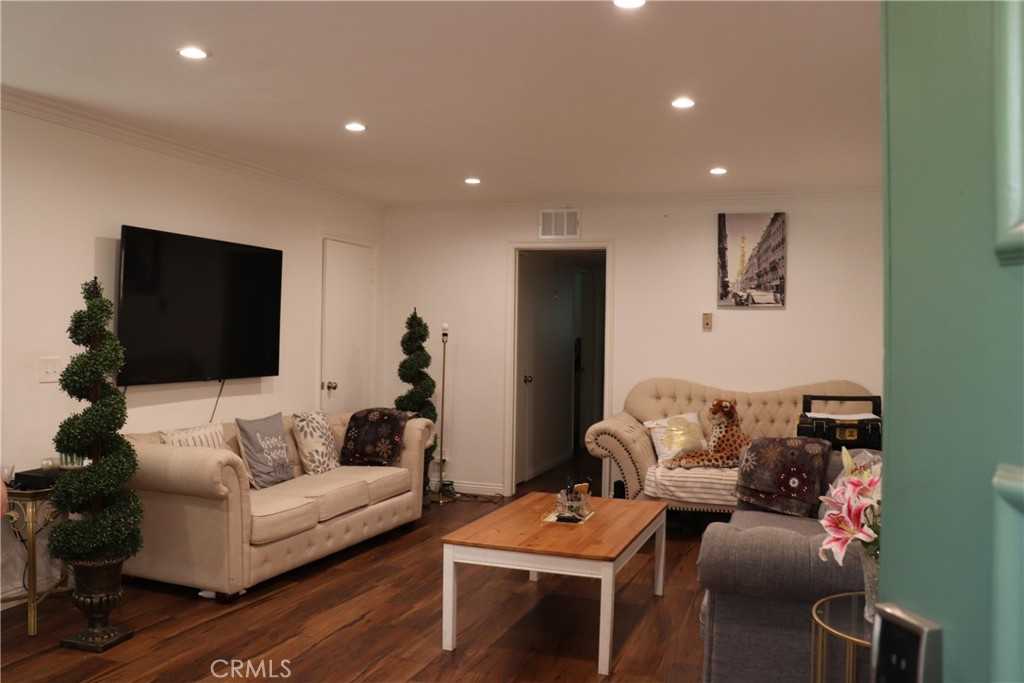 photo 3: 121 Sinclair Avenue Unit 120, Glendale CA 91206