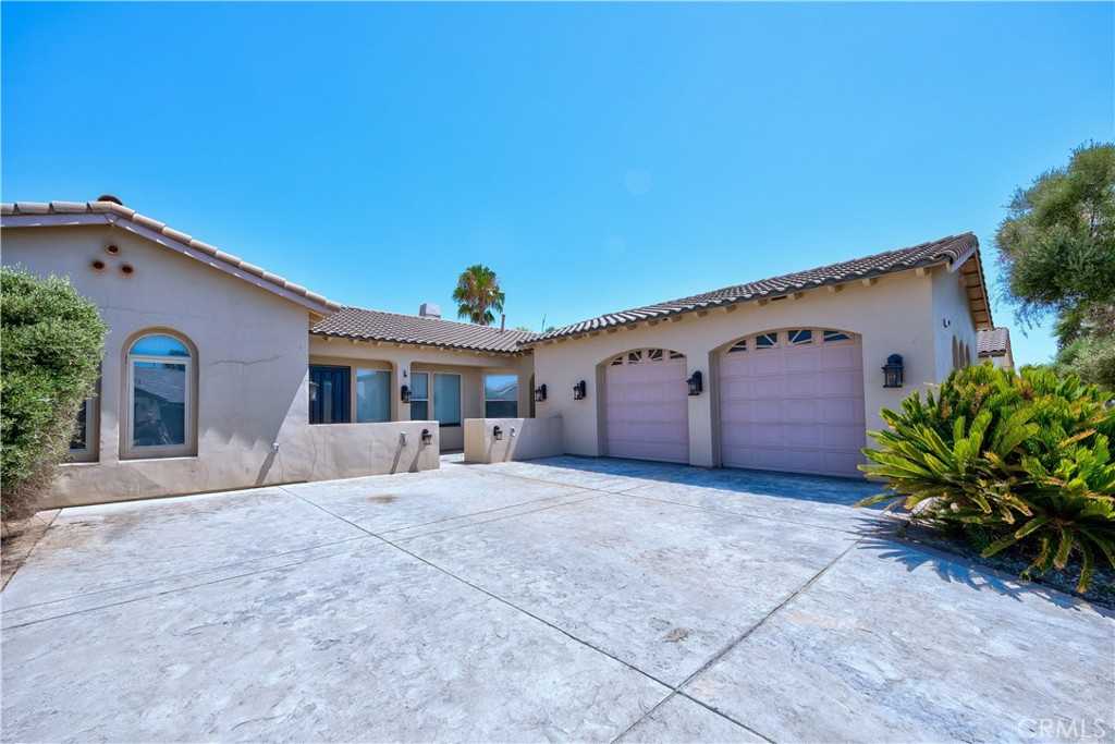 photo 1: 13065 Ridgewood Way, Chowchilla CA 93610