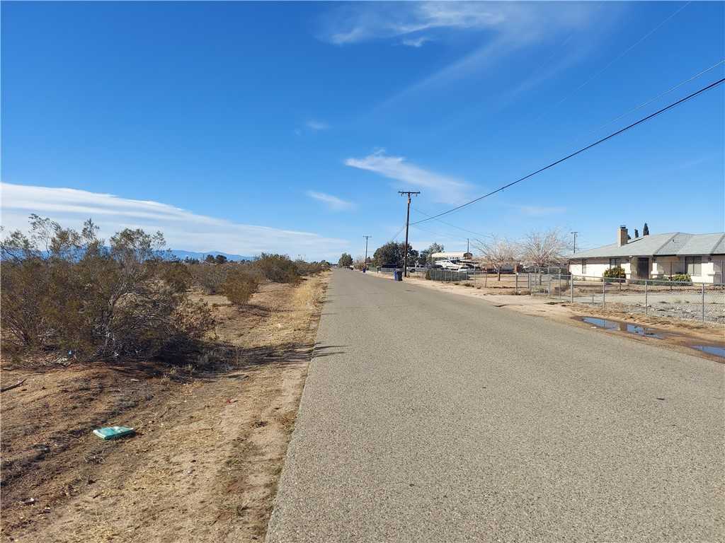 photo 3: Koala Rd, Adelanto CA 92301