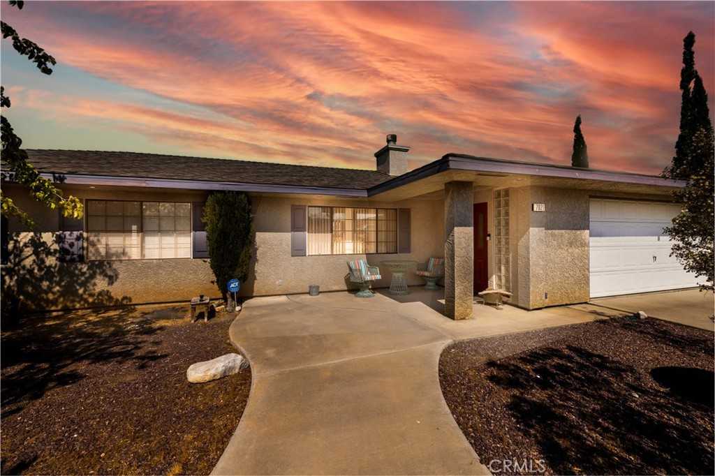 photo 2: 7021 Saddleback Road, Joshua Tree CA 92252