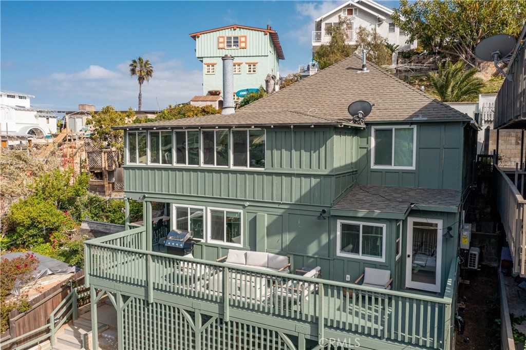 photo 2: 310 Whittley Avenue, Avalon CA 90704