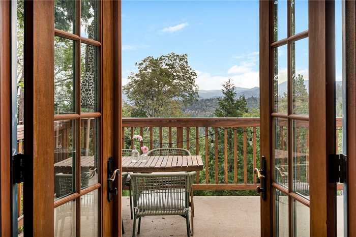 photo 1: 557 W Victoria Court, Lake Arrowhead CA 92352