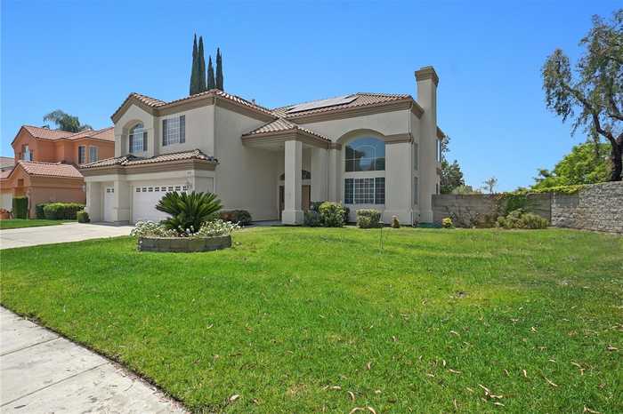 photo 1: 29111 Sandlewood Place, Highland CA 92346