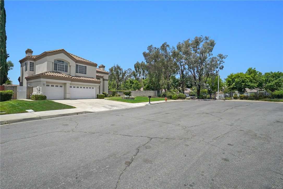 photo 3: 29111 Sandlewood Place, Highland CA 92346