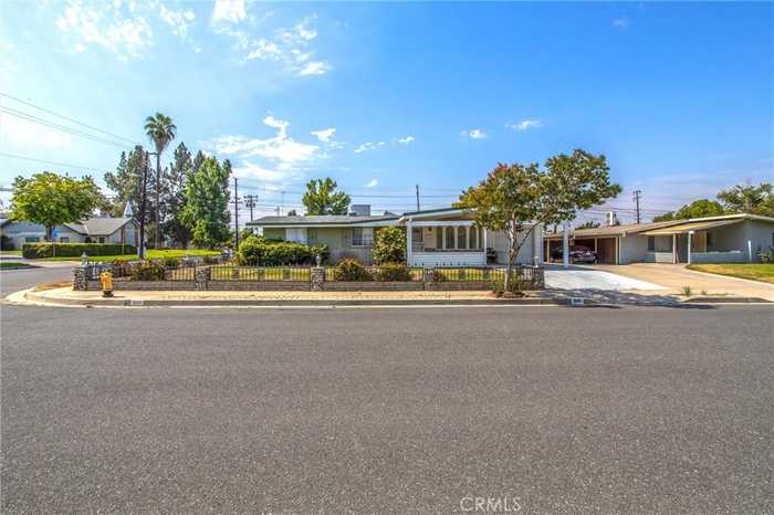 photo 2: 950 Barbra Lane, Redlands CA 92374