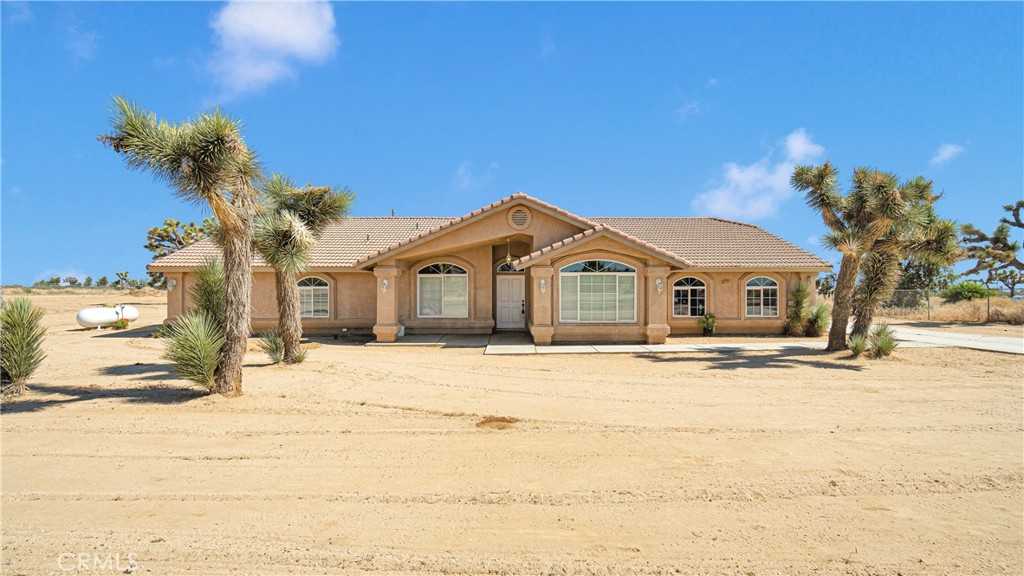 photo 1: 6224 La Mesa Road, Phelan CA 92371