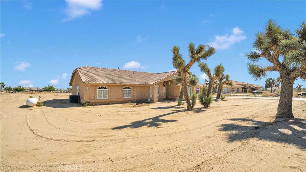 photo 3: 6224 La Mesa Road, Phelan CA 92371