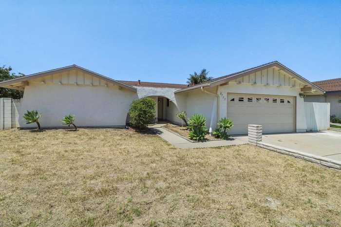 photo 1: 2717 Thunder Dr, Oceanside CA 92056