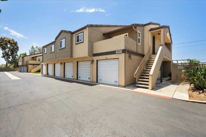 photo 2: 5005 Los Morros Way, Oceanside CA 92057