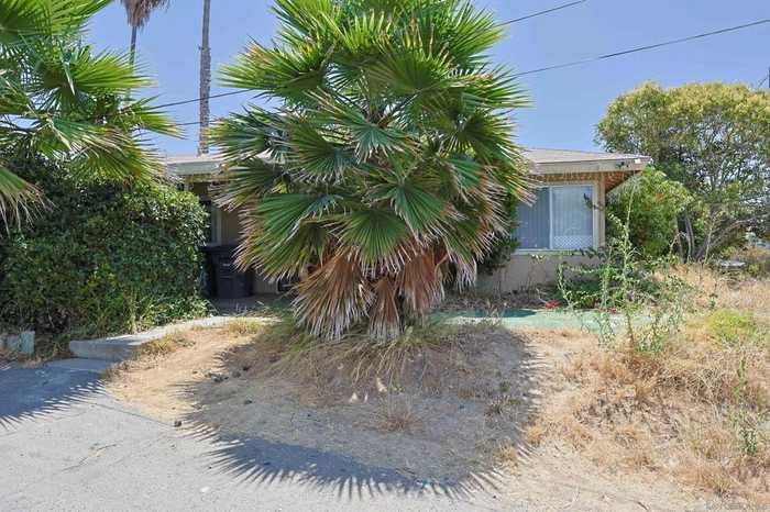 photo 1: 219 Plymouth Dr, Vista CA 92083