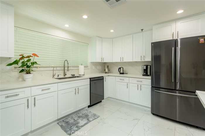 photo 1: 2706 Honolulu Avenue Unit 110, Montrose CA 91020