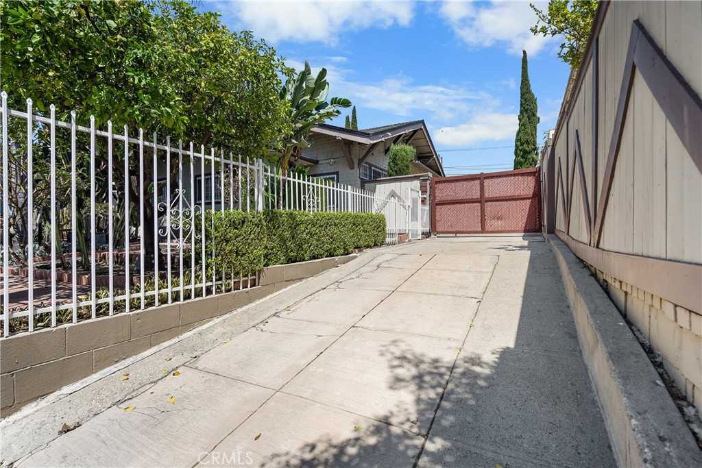 photo 2: 810 Gramercy Drive, Los Angeles CA 90005