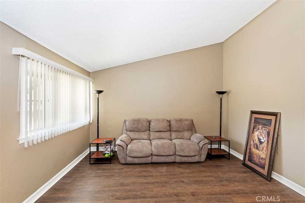 photo 3: 3010 Mesquite Drive, Riverside CA 92503