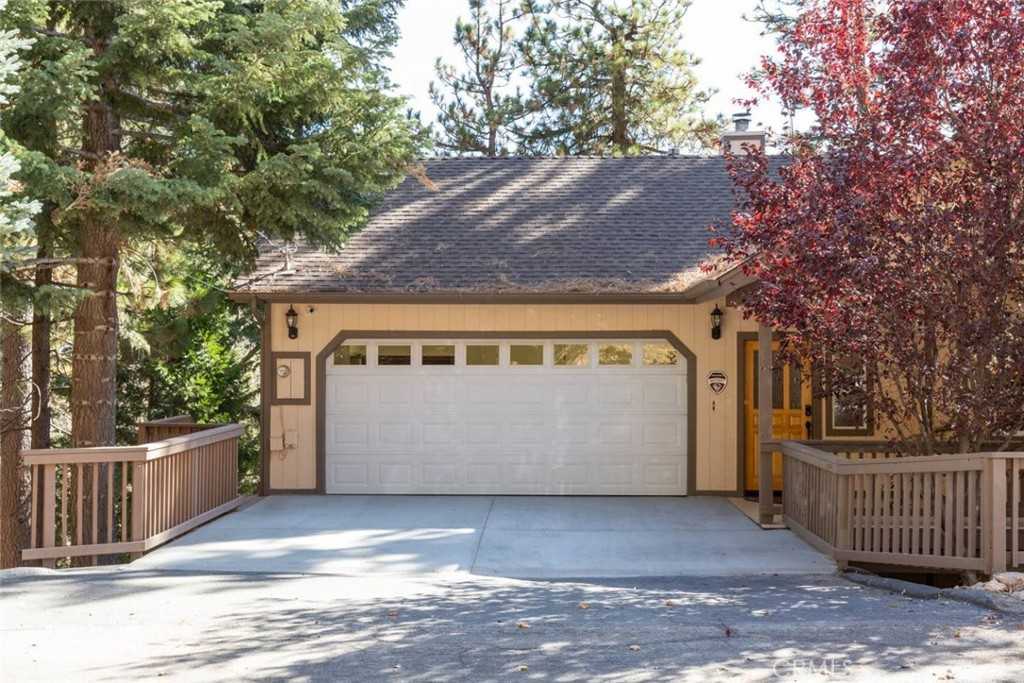 photo 1: 26601 Thunderbird Drive, Lake Arrowhead CA 92352