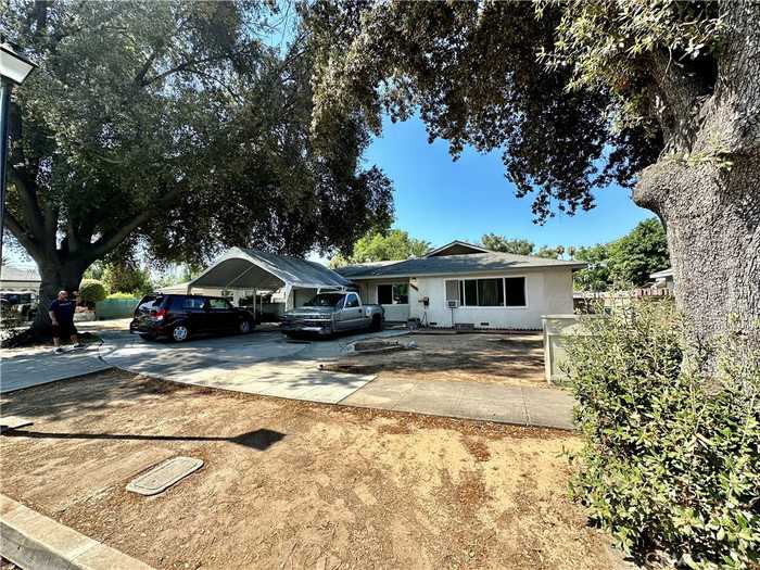 photo 1: 3484 Hiawatha Place, Riverside CA 92501