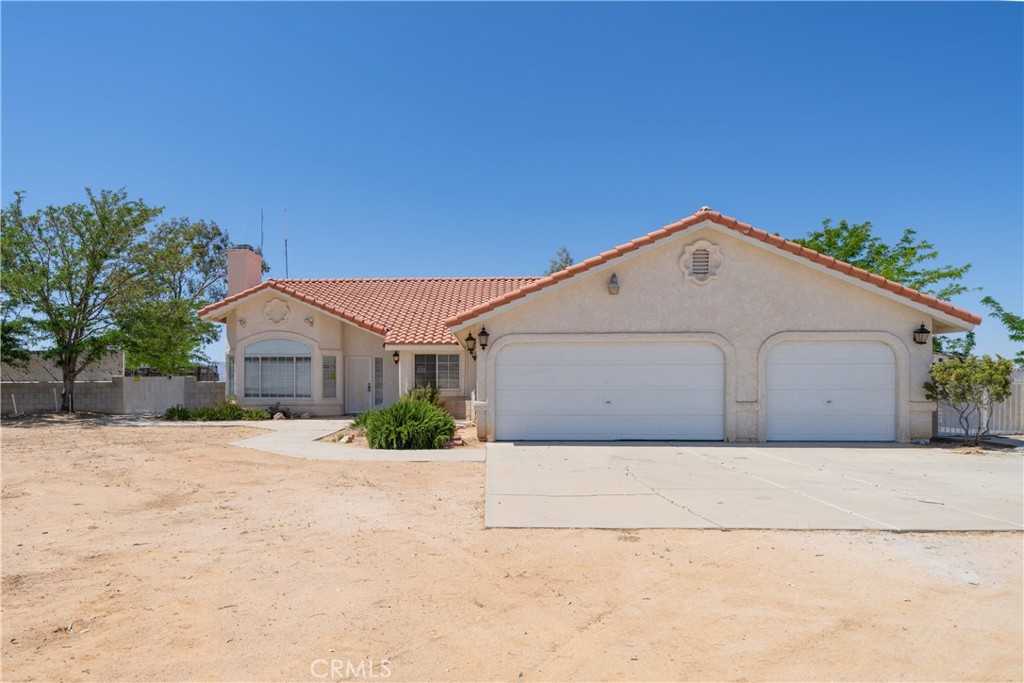 photo 3: 17157 Hacienda Boulevard, California City CA 93505