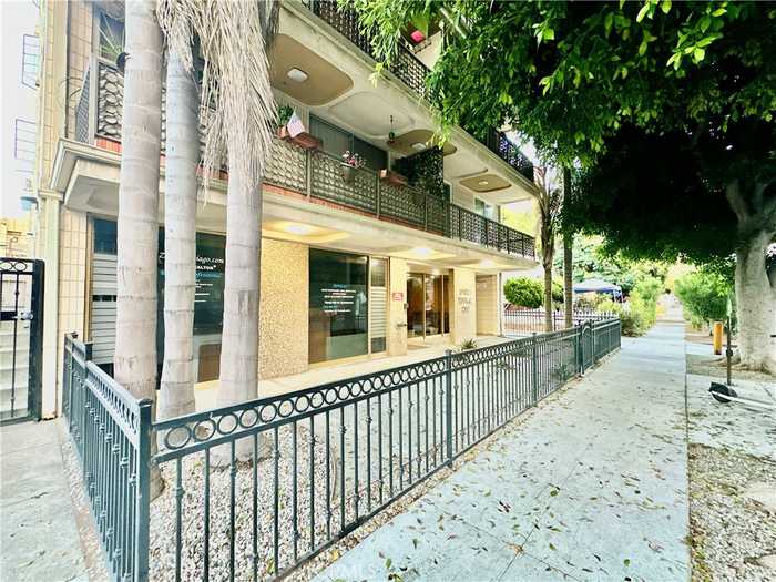 photo 1: 230 Linden Avenue Unit 306, Long Beach CA 90802