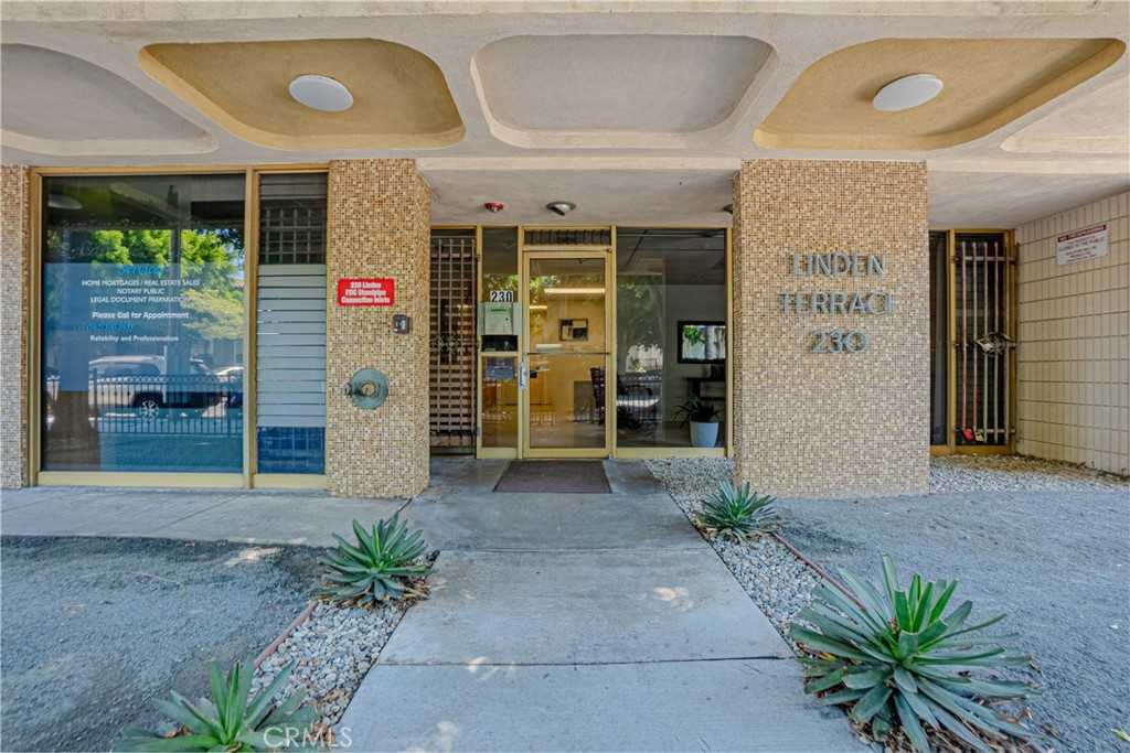 photo 2: 230 Linden Avenue Unit 306, Long Beach CA 90802