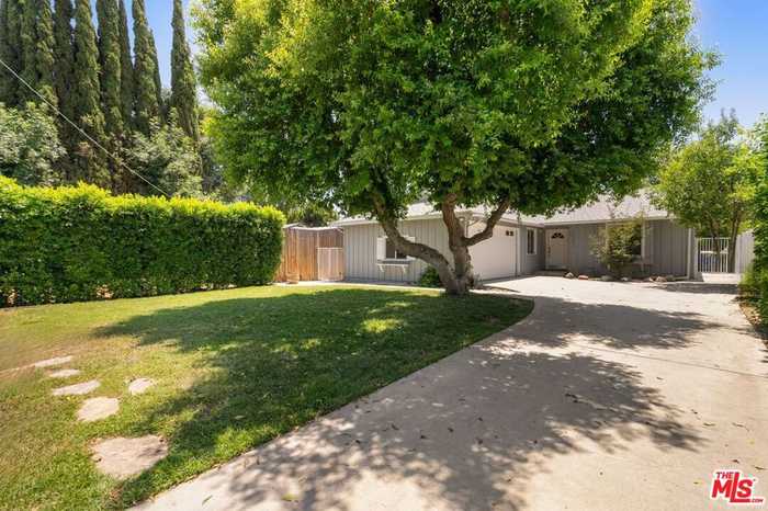 photo 2: 22652 Burbank Boulevard, Woodland Hills CA 91367