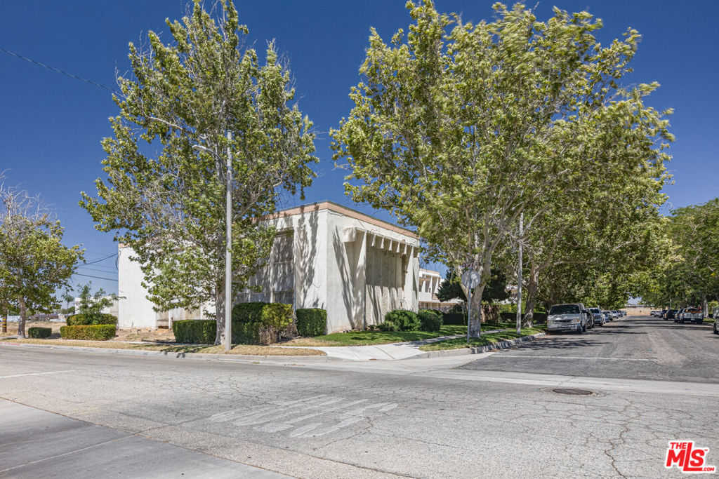 photo 2: 1341 W Avenue J4 Unit 201, Lancaster CA 93534