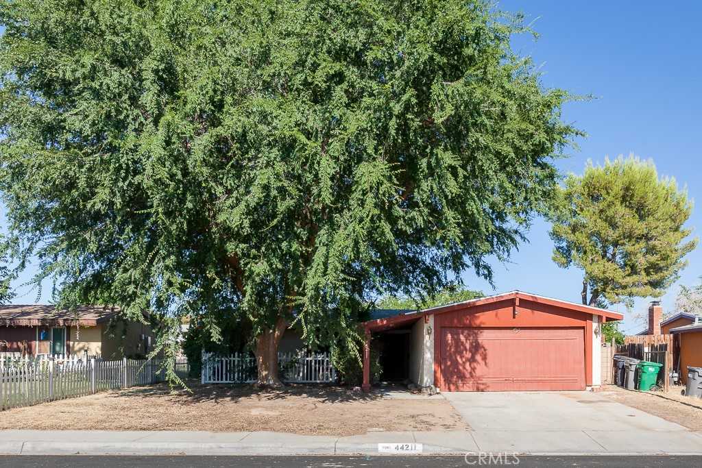 photo 1: 44211 Gingham Avenue, Lancaster CA 93535