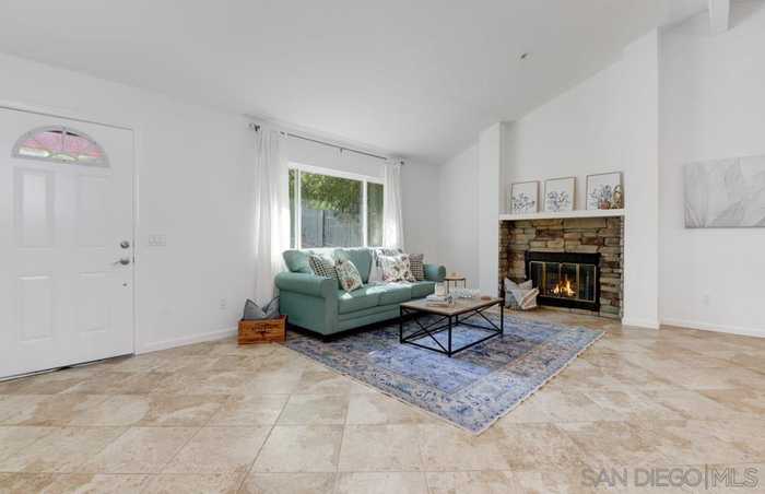 photo 2: 108 3/4 Hannalei Dr, Vista CA 92083