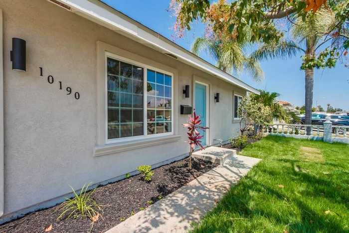 photo 2: 10190 Drumcliff Ave, San Diego CA 92126