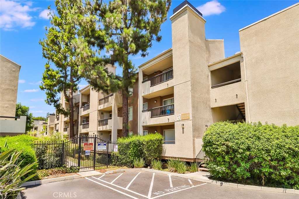 photo 2: 21450 Burbank Boulevard Unit 203, Woodland Hills CA 91367