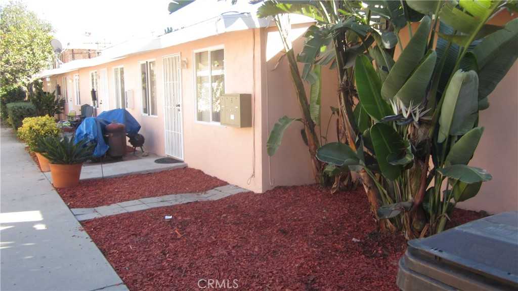 photo 1: 528 Cherry Avenue, Long Beach CA 90802