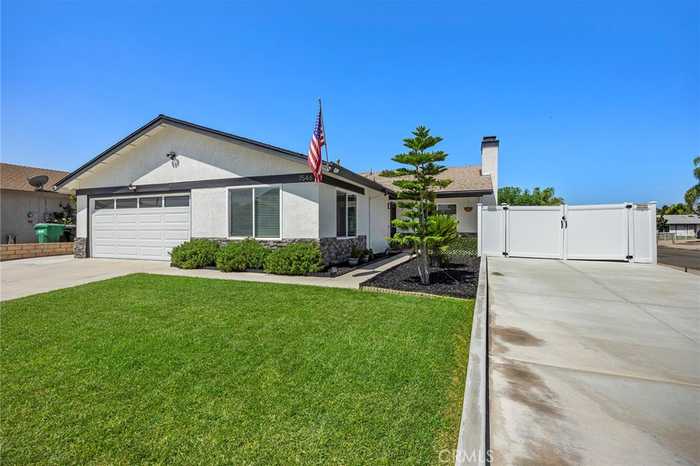 photo 2: 7546 Willow Way, Highland CA 92346