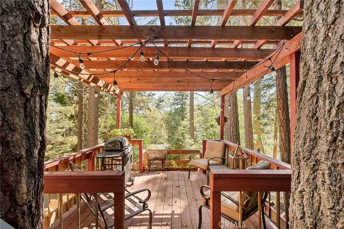 photo 2: 682 E Victoria Court, Lake Arrowhead CA 92352