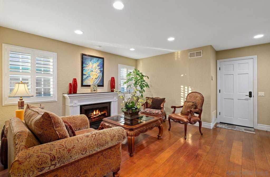 photo 3: 10421 Les Arbres Pl, San Diego CA 92131