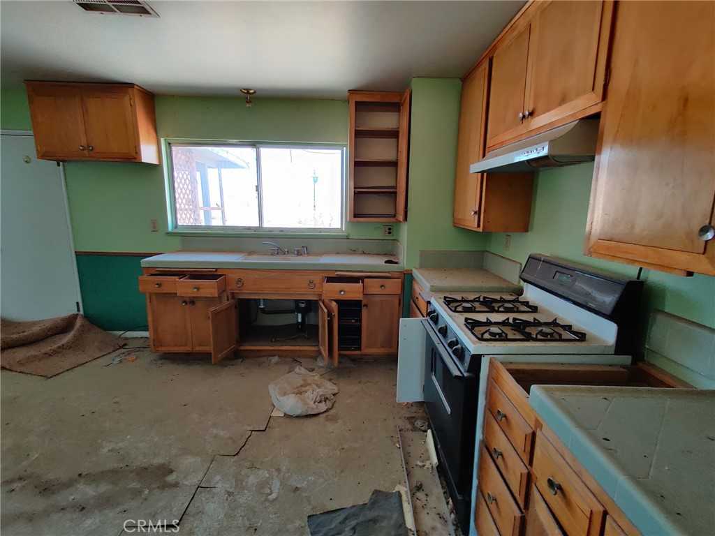 photo 2: 12166 Lakeview Drive, Trona CA 93562