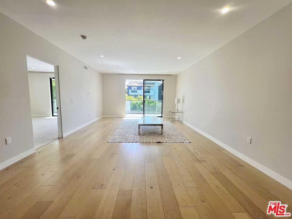 photo 1: 825 N Croft Avenue Unit 302, Los Angeles CA 90069