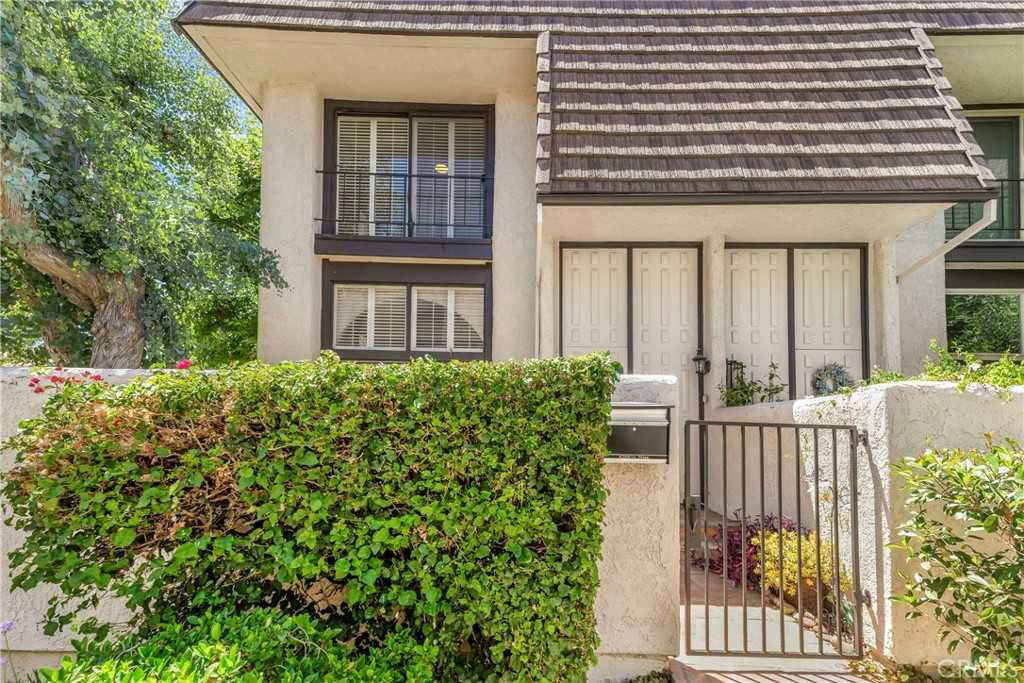 photo 1: 6266 Nita Avenue, Woodland Hills CA 91367