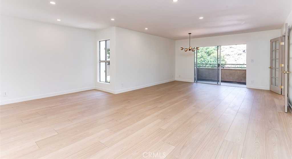 photo 2: 6752 Hillpark Drive Unit 301, Los Angeles CA 90068