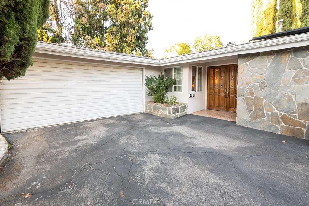 photo 2: 20528 Miranda Place, Woodland Hills CA 91367