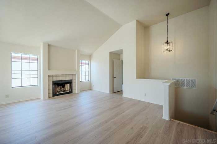 photo 2: 1813 Chalcedony St, San Diego CA 92109