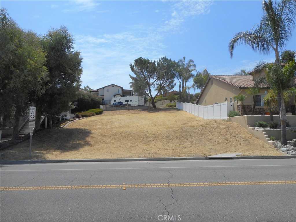 photo 2: 508 CONTINENTAL Drive, Canyon Lake CA 92587