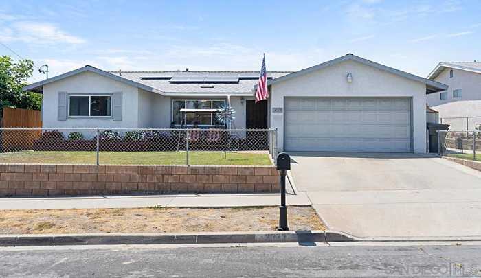 photo 1: 3023 Luana Dr, Oceanside CA 92056