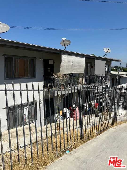 photo 3: 2828 E Lanfranco Street, Los Angeles CA 90033